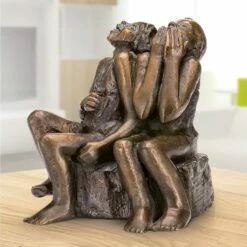 2 Lachende Menschen Sitzen Auf Stein - Bronzeskulptur - Himmelhoch Jauchzend