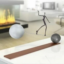 Abstrakter Mensch Balanciert Auf Stange - Bronzeplastik - Keep In Rhythm