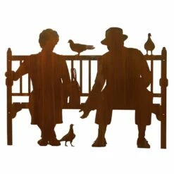 Älteres Ehepaar Auf Bank Beim Tauben Füttern - Rostdeko - Taubenfütterung