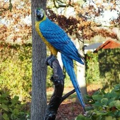 Blauer Ara Auf Ast Aus Bronze Als Gartenskulptur - Papagei Tommi