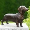 Brauner Dachshund In Lebensgröße Stehend Aus Bronzeguss - Dachshund Fredo
