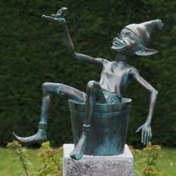 Bronze Wichtel Mit Zipfelmütze Sitzt In Eimer - Fibu