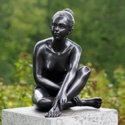 Bronzefrau Sitzt - Garten Aktskulptur Mit Dunkler Patina - Jerana