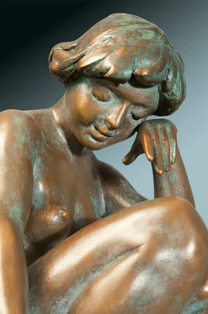 Bronzeskulptur Frau Sitzt Auf Stein - Limitiert - Bunte Steine 4 Bronzeskulptur Frau Sitzt Auf Stein - Limitiert - Bunte Steine – Bild 2