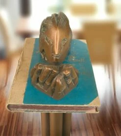 Buch Auf Einer Säule Liegend - Moderne Bronzeskulptur - Die Lesende -Outlet GARTENTRAUM Store buch auf einer saeule liegend moderne bronzeskulptur die lesende3
