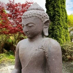 Buddha Sitzend Aus Naturstein - Junko 7 Buddha Sitzend Aus Naturstein - Junko -Outlet GARTENTRAUM Store buddha sitzend aus naturstein junko3