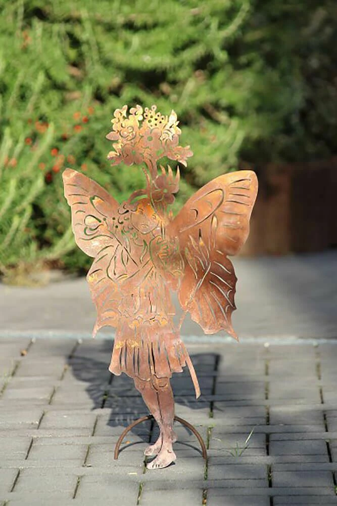 Eisenskulptur In Rost - Fee Mit Blüte - Fee Wiesenschaumkraut 4 Eisenskulptur In Rost - Fee Mit Blüte - Fee Wiesenschaumkraut – Bild 2