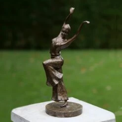 Elegante Frau In Yogapose Aus Bronzeguss - Runi