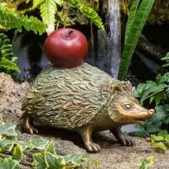Farbige Igelfigur Aus Bronze Mit Apfel - Igel Und Apfel