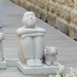 Figur Mann Mit Hund - Sitzend - Glasfaser-Beton - Fred