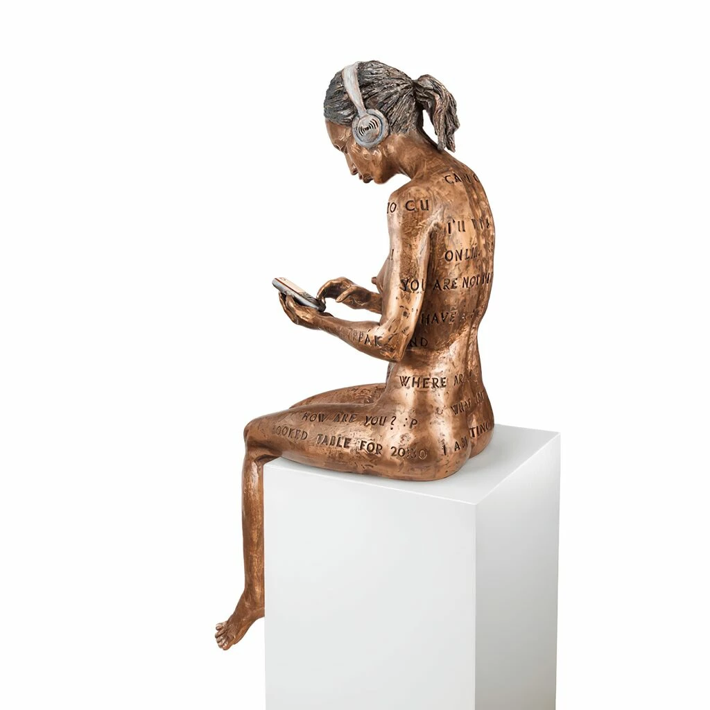 Frau Bronze Aktfigur Mit Handy Und Kopfhörer - Online Romance Lady 4 Frau Bronze Aktfigur Mit Handy Und Kopfhörer - Online Romance Lady – Bild 2