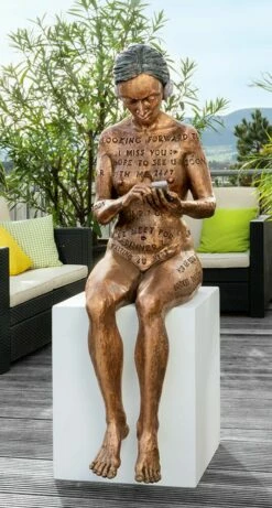 Frau Bronze Aktfigur Mit Handy Und Kopfhörer - Online Romance Lady 7 Frau Bronze Aktfigur Mit Handy Und Kopfhörer - Online Romance Lady -Outlet GARTENTRAUM Store frau bronze aktfigur mit handy und kopfhoerer online romance lady3