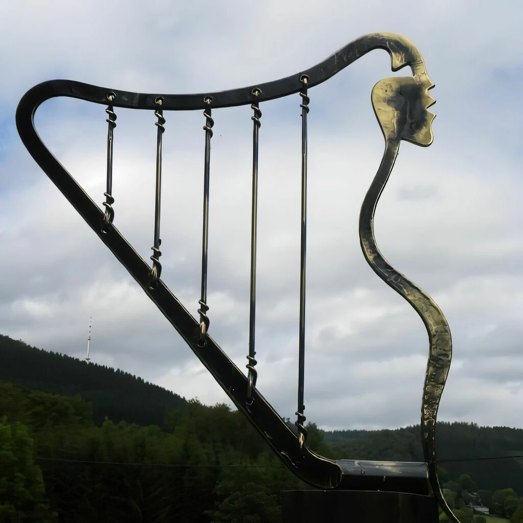 Handgeschmiedete Engelsharfe Aus Bronze Mit Holzsockel - Aingeru 4 Handgeschmiedete Engelsharfe Aus Bronze Mit Holzsockel - Aingeru – Bild 2