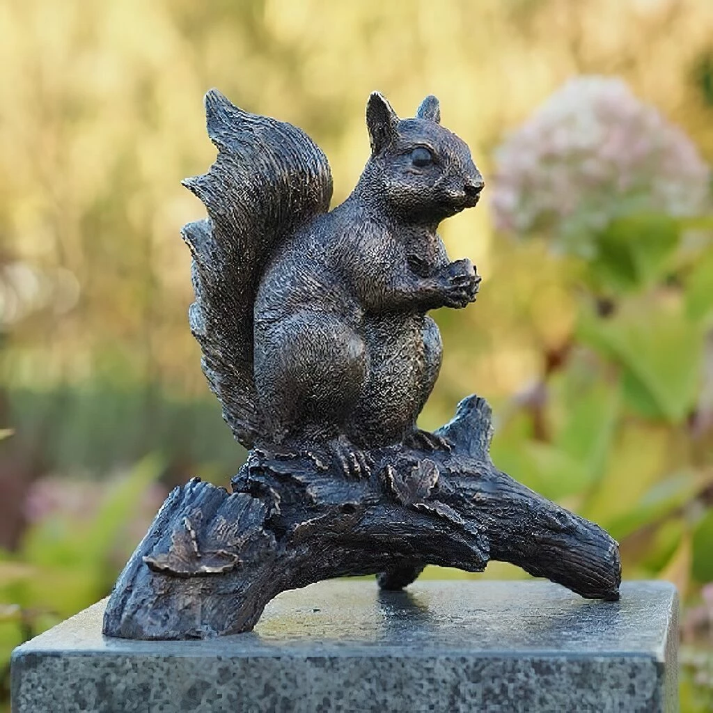 Hörnchen Mit Eichel Auf Ast Sitzend Aus Bronze - Eichhörnchen Felix 3 Hörnchen Mit Eichel Auf Ast Sitzend Aus Bronze - Eichhörnchen Felix