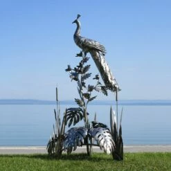 Imposante Pfau Tierfigur Aus Metall Auf Schilf - Paonalo