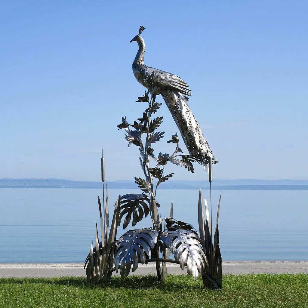 Imposante Pfau Tierfigur Aus Metall Auf Schilf - Paonalo 3 Imposante Pfau Tierfigur Aus Metall Auf Schilf - Paonalo