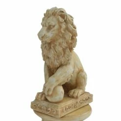 Imposanter Steinguss Löwe Mit Kugel Auf Verziertem Sockel - Rocco