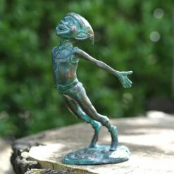 Kleine Kobold Gartenfigur Aus Bronze Ist Heiter - Pixie Linna