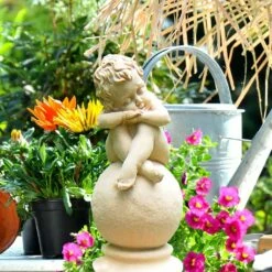 Kleine Steinfigur Junge Auf Kugel - Amadeus