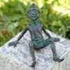 Kleiner Kobold Sitzt Und Lacht - Mystische Gartenfigur Aus Bronze - Pixie Lizzi