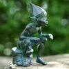 Kleiner Kobold Sitzt Und Schaut - Bronze Gartendeko Figur - Pixie Fiffi