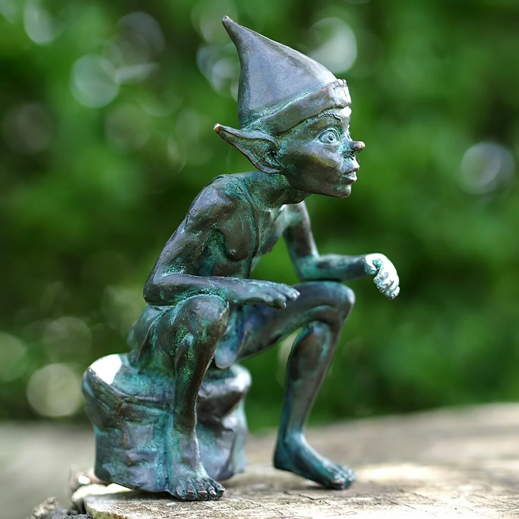 Kleiner Kobold Sitzt Und Schaut - Bronze Gartendeko Figur - Pixie Fiffi 3 Kleiner Kobold Sitzt Und Schaut - Bronze Gartendeko Figur - Pixie Fiffi