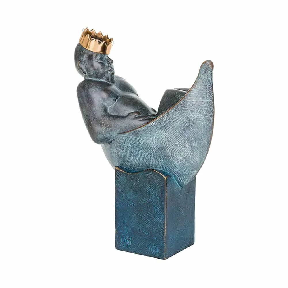 König Mit Krone Im Boot Liegend Auf Wellensockel - Mann Im Boot 4 König Mit Krone Im Boot Liegend Auf Wellensockel - Mann Im Boot – Bild 2