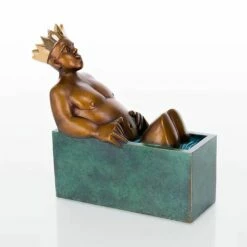 König Sitzt In Wanne - Farbige Bronzeskulptur Mit Krone - Königliches Bad 6 König Sitzt In Wanne - Farbige Bronzeskulptur Mit Krone - Königliches Bad -Outlet GARTENTRAUM Store koenig sitzt in wanne farbige bronzeskulptur mit krone koenigliches bad2