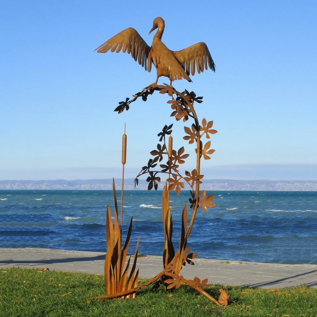 Komoran Vogelfigur Sitzt Auf Schilf - Metallskulptur Aus Handarbeit - Komorona 5 Komoran Vogelfigur Sitzt Auf Schilf - Metallskulptur Aus Handarbeit - Komorona – Bild 3