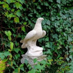 Kunstvolle Vogelfigur Für Den Garten - Falke Sitzt Auf Stein - Vincenzo