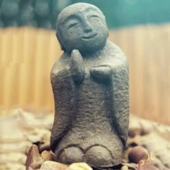 Lächelnde Gartenfigur Jizo Mönch Aus Dunklen Steinguss - Doan 5 Lächelnde Gartenfigur Jizo Mönch Aus Dunklen Steinguss - Doan -Outlet GARTENTRAUM Store laechelnde gartenfigur jizo moench aus dunklen steinguss doan2