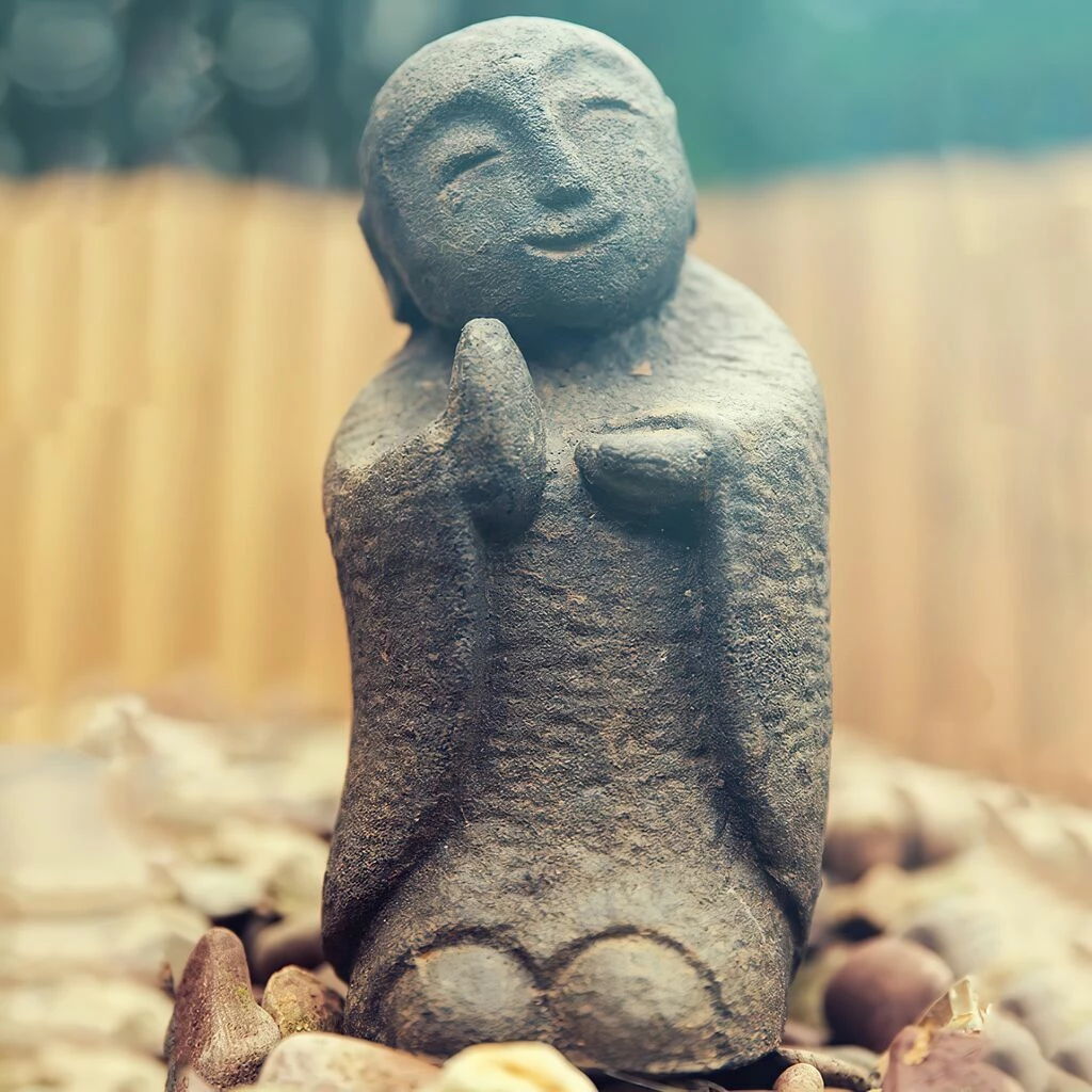 Lächelnde Gartenfigur Jizo Mönch Aus Dunklen Steinguss - Doan 4 Lächelnde Gartenfigur Jizo Mönch Aus Dunklen Steinguss - Doan – Bild 2