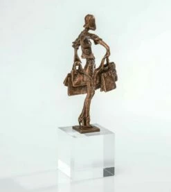 Limitierte Bronzeskulptur Frau Mit Sockel - Balance-Einkäuferin -Outlet GARTENTRAUM Store limitierte bronzeskulptur frau mit sockel balance einkaeuferin3