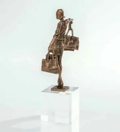 Limitierte Bronzeskulptur Frau Mit Sockel - Balance-Einkäuferin -Outlet GARTENTRAUM Store limitierte bronzeskulptur frau mit sockel balance einkaeuferin5