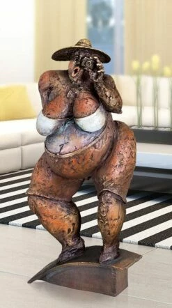 Limitierte Frauenskulptur Aus Bronze Vom Künstler - Touristin -Outlet GARTENTRAUM Store limitierte frauenskulptur aus bronze vom kuenstler touristin3