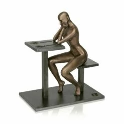 Limitierte Kunstfigur Frau Sitzt An Tisch - Modern - Empreinte