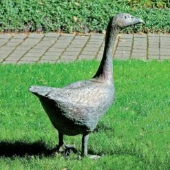 Limitiertes Handwerk - Gänsefigur Aus Bronze - Gans Nach Vorne Blickend