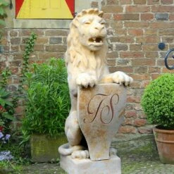 Löwe Steinfigur Sitzend Mit Schild - Leobald