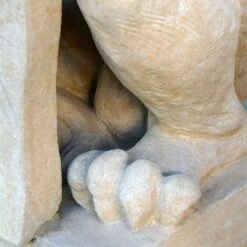 Löwe Steinfigur Sitzend Mit Schild - Leobald -Outlet GARTENTRAUM Store loewe steinfigur sitzend mit schild leobald4