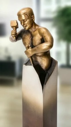 Mann Schmiedet Steinblock - Limitierte Bronzefigur - Le Sage 2015 -Outlet GARTENTRAUM Store mann schmiedet steinblock limitierte bronzefigur le sage 20152