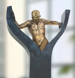 Mensch Befreit Sich Aus Steinblock - Limiterte Bronze - La Force Est En Toi -Outlet GARTENTRAUM Store mensch befreit sich aus steinblock limiterte bronze la force est en toi2