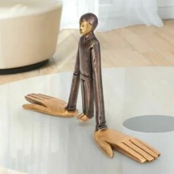 Mensch Lebt Auf Großen Händen - Bronzefigur - Mani Grandi -Outlet GARTENTRAUM Store mensch lebt auf grossen haenden bronzefigur mani grandi3