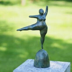 Moderne Bronze Frauenfigur - Oppulente Dame Tanzt - Mia Dancing