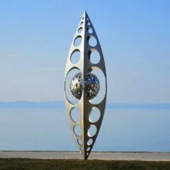 Moderne Gartenplastik Aus Metall - Zapfen Mit Kugel - Astee