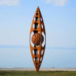 Moderne Gartenplastik Aus Metall - Zapfen Mit Kugel - Astee -Outlet GARTENTRAUM Store moderne gartenplastik aus metall zapfen mit kugel astee3