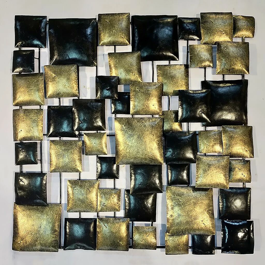 Moderne Metall Wandskulptur In Kissenoptik In Schwarz/Gold - Ekana Gold 3 Moderne Metall Wandskulptur In Kissenoptik In Schwarz/Gold - Ekana Gold