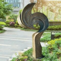 Moderne XXL Gartenplastik Aus Steinguss In Antikgrün - Nijinsky