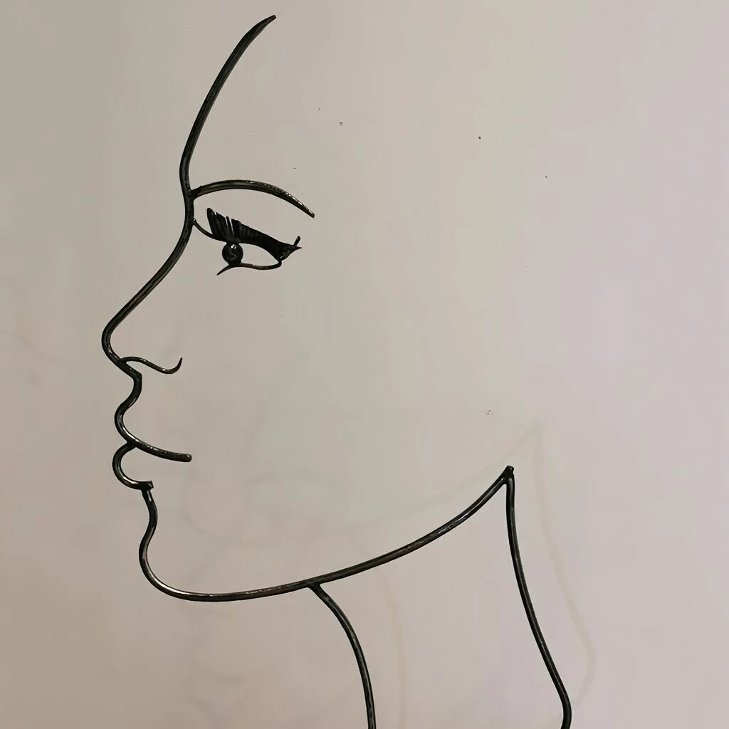 Modernes Frauengesicht Aus Metall Mit Platte Zum Aufstellen - Laria 3 Modernes Frauengesicht Aus Metall Mit Platte Zum Aufstellen - Laria