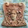 Mystisches Relief Aus Robuster Terracotta - Medusa