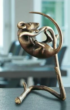 Robuste Bronze Mäuseskulptur Für Den Garten - Maus Mit Zweig -Outlet GARTENTRAUM Store robuste bronze maeuseskulptur fuer den garten maus mit zweig3
